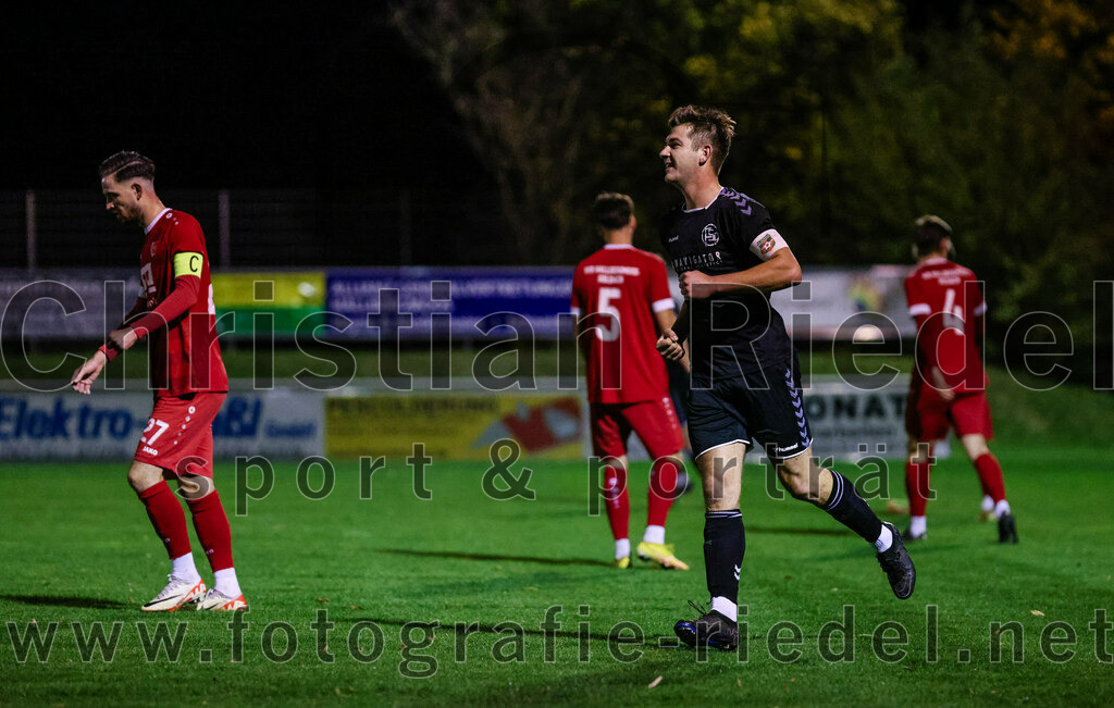 2023-10-27_070_VfB_Hallbergmoos_gegen_FC_Schwaig | Hallbergmoos, Deutschland, 27.10.2023:
Fußball, Landesliga Südost 2023 / 2024, 18. Spieltag, VfB Hallbergmoos gegen FC Schwaig, Endergebnis: 2:3

Jubel nach dem Tor zum 1:2 durch Raffael Ascher (FC Schwaig, #9)

Foto: Christian Riedel / fotografie-riedel.net