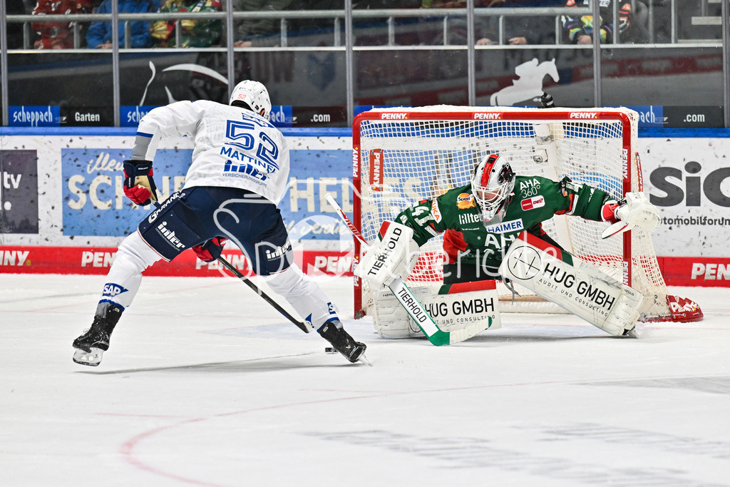 Augsburger Panther - Adler Mannheim | AUGSBURG, GERMANY - 28. DECEMBER:  Nicolas MATTINEN (Adler Mannheim 52) trifft hier den entscheidenen Penalty gegen Peyton JONES (Augsburger Panther 41) / Tor / Torschuetze / Freude / Happy während dem Match zwischen den Augsburger Panthern und den Adler Mannehim am 33. Spieltag der Penny DEL im Curt Frenzel Stadion
