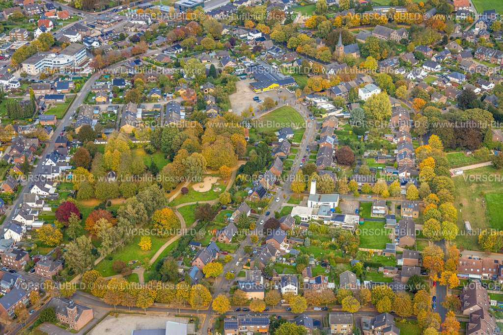 Kleve251005734 | Luftbild, Alter Friedhof, Park mit Spielplatz und Kirmesplatz, herbstliche Bäume, Kellen, Kleve, Niederrhein, Nordrhein-Westfalen, Deutschland