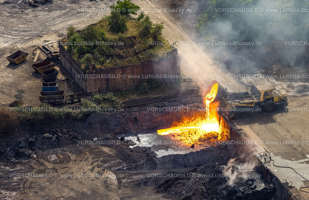 Duisburg240705526-Nord | Luftbild, Duisburg-Nord, Abschütten von glühendem Material mit einem LKW im Werk Acelor Mittal, Laar, Duisburg, Ruhrgebiet, Nordrhein-Westfalen, Deutschland