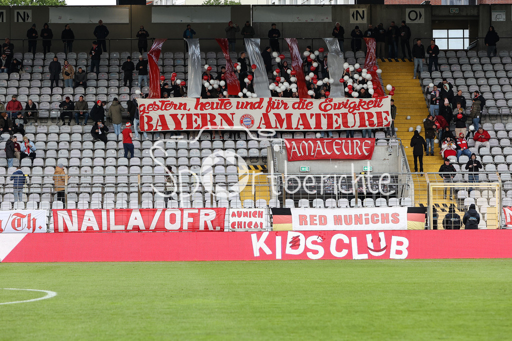 FC Bayern Amateure - TSV Buchbach | Die Fans der Amateure zeigen vor Spielbeginn eine Chore / Ultras / Zuschauer / Pyrotechnik / Pyro / Symbolbild