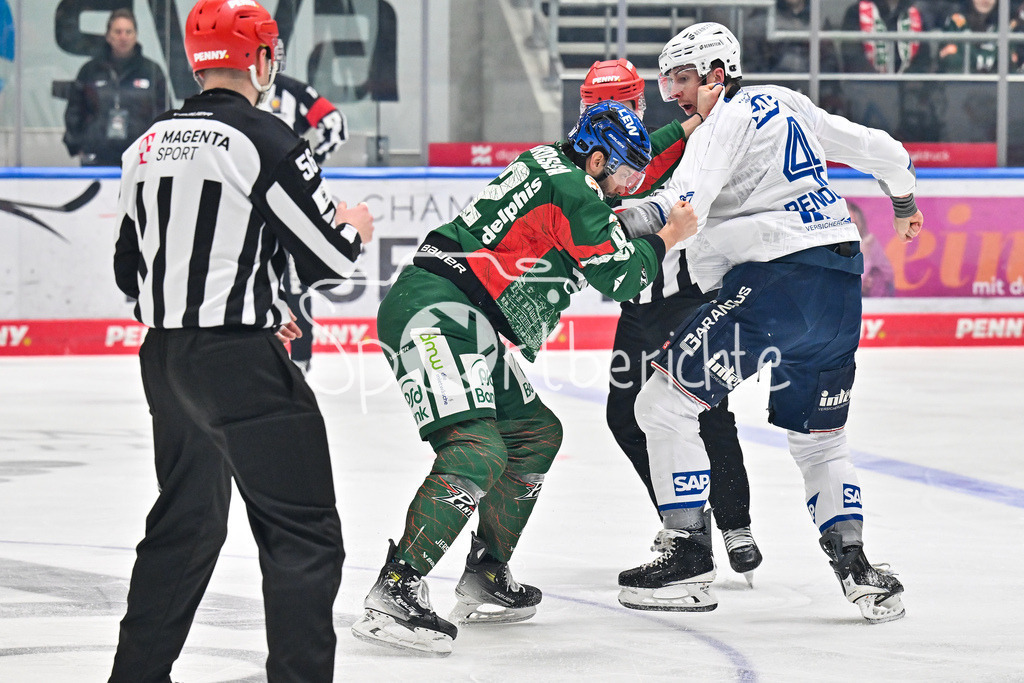 Augsburger Panther - Adler Mannheim | AUGSBURG, GERMANY - 28. DECEMBER: im Bild der Faustkampf zwischen Dan RENOUF (Adler Mannheim 4) und Joseph CRAMAROSSA (Augsburger Panther 92) / Fight / Kampf / Kämpfen / Schlägerei während dem Match zwischen den Augsburger Panthern und den Adler Mannehim am 33. Spieltag der Penny DEL im Curt Frenzel Stadion