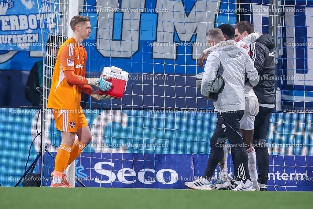 BOC20022601076 | 20.02.2026, Fußball, VfL Bochum - 1. FC Nürnberg, 2. Fußball Bundesliga, 23. Spieltag, Vonovia Ruhrstadion, Saison 2025 2026: Rabby Nzingoula (1FC Nuernberg #22) muss verletzt vom Spielfeld begleitet werden Verletzung  DFB regulations prohibit any use of photographs as image sequences and or quasi-video.