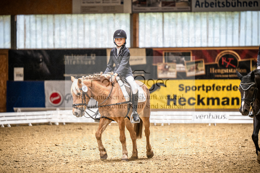 DOS_2059 | Entdecke hochwertige Reitturnierfotos von Foto Oger. Professionell, emotional und authentisch – jetzt Lieblingsmomente im Shop bestellen.Deutschlandweite Turnierfotografie. - Realisiert mit Pictrs.com