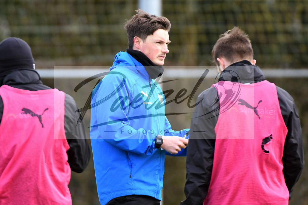 20200229_TRAOSN_0028 | Fussball, Herren: Co-Trainer Merlin Polzin (VfL Osnabrueck) schaut waehrend der Trainingseinheit des VfL Osnabrueck im Sportpark Illoshoehe am 29.02.2020 in Osnabrueck, Deutschland. - Realisiert mit Pictrs.com