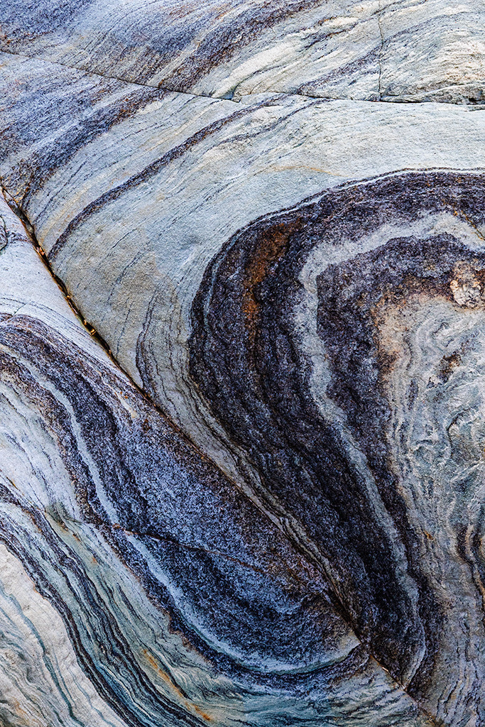 Farbiges Gestein an der Cala en Basset, Mallorca | Bestell-Nr. e_2020_03_1154 - Realisiert mit Pictrs.com