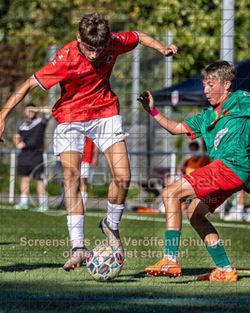 20250920_164259_0547-Bearbeitet-2 | #,1.Göppinger SV (rot) vs. FC Esslingen II (grün), Fussball, C-Junioren Leistungsstaffel Mitte - wfv 2025/2026, Kunstrasenplatz Nord, Hohenstaufenstr. 116, 73033 Göppingen, 20.09.2025 - 15:30 Uhr,Foto: PhotoPeet-Sportfotografie/Peter Harich