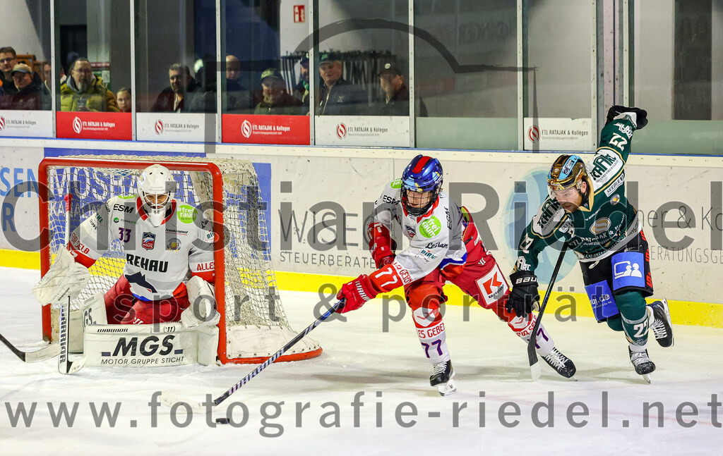 2025-11-16_128_TSV_Erding_gegen_Selber_Woelfe | Erding, Deutschland, 16.11.2025:Eishockey, Oberliga Süd 2025 / 2026, 17. Spieltag, TSV Erding gegen Selber Wölfe, Endergebnis: 3:1Torwart Nico Wiens (Selber Wölfe, #33), Jonas Hördler (Selber Wölfe, #77), Grady Hobbs (Erding Gladiators, #22)Foto: Christian Riedel / fotografie-riedel.net