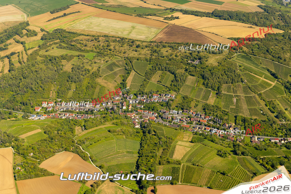 Das Luftbild zeigt :  Randersacker - Die Luftaufnahme wurde 2023 vom UL-Flugzeug aus erstellt ( keine Drohne ) - Hochauflösende Luftaufnahme - Für grossformatige Ausdrucke geeignet. Die Geschenkidee !Mit Lizenz und Bildrechte bestellbar
