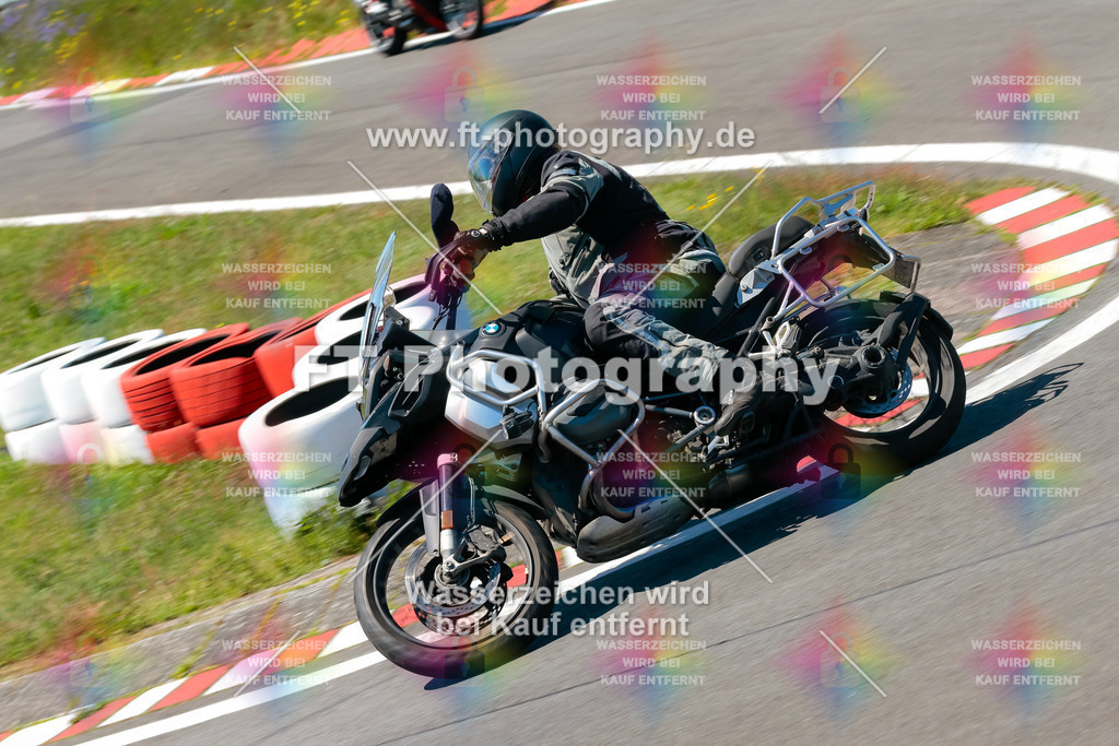 Moto-TeamOBK-22157 | Hier findet Ihr Bilder von Touristenfahrten auf der Nürburgring Nordschleife oder von anderen Veranstaltungen die ich besucht habe. Viel Spass beim Durch Schauen 