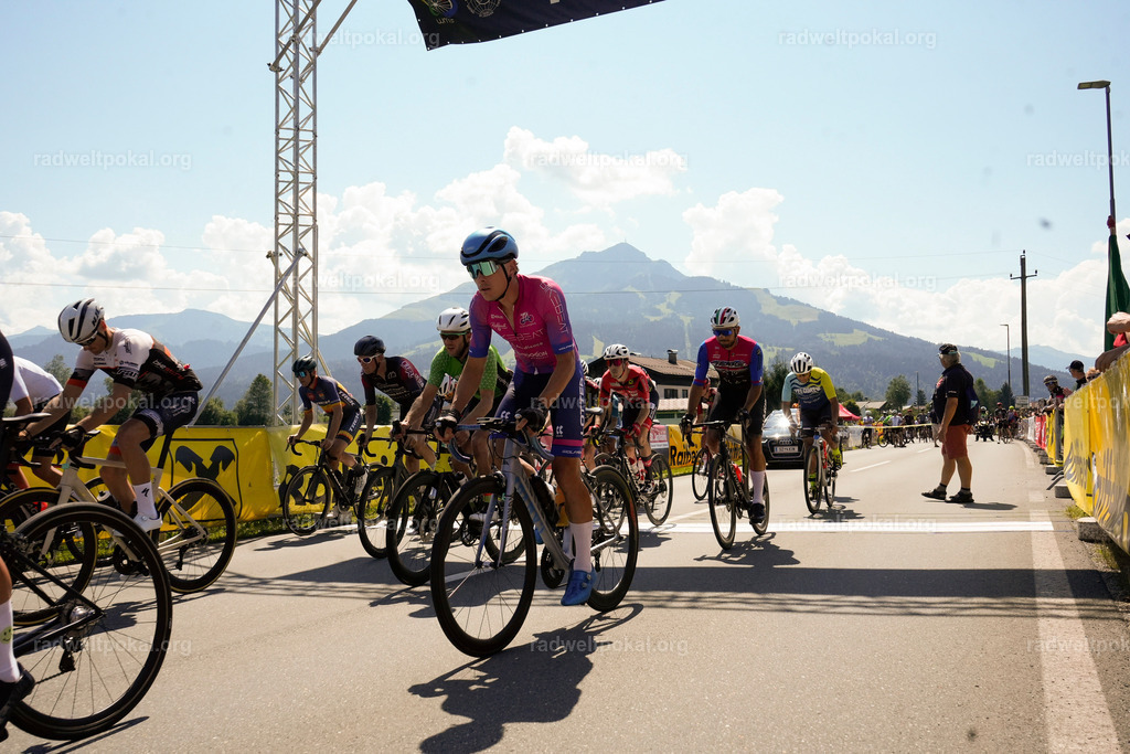 133_20230817_Bewerb_Maenner_Muehlanger | AUT - OESTERREICH, 2023-08-16: SPORT RENNRAD-FAHREN - 55. INTERNATIONALER RADWELTPOKAL IN ST. JOHANN IN TIROL  - Vintage-Radrennen mit WM-Bronze-Medaillen-Siegerin Christina Schweinberger, den Teilnehmer und Alexander Baumann (vom Orginastions-Team) - TAG 2 BEWERB MAENNER IN SECHS GRUPPEN  ; Foto: Roland Muehlanger