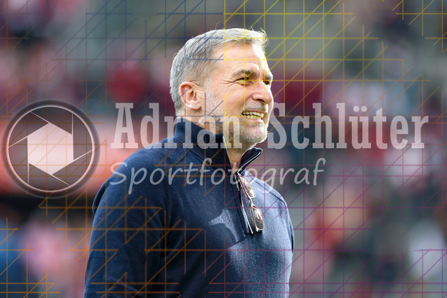 1. FC Köln vs Hamburger SV - 1. Bundesliga  | Köln, Deutschland, 02.11.25:   Sportvorstand Stefan Kuntz (Hamburger SV) schautwaehrend des Spiels der Bundesliga zwischen  1. FC Köln vs Hamburger SV in der RheinEnergieStadion(Foto von Brauer-Fotoagentur / Adrian Schlueter)