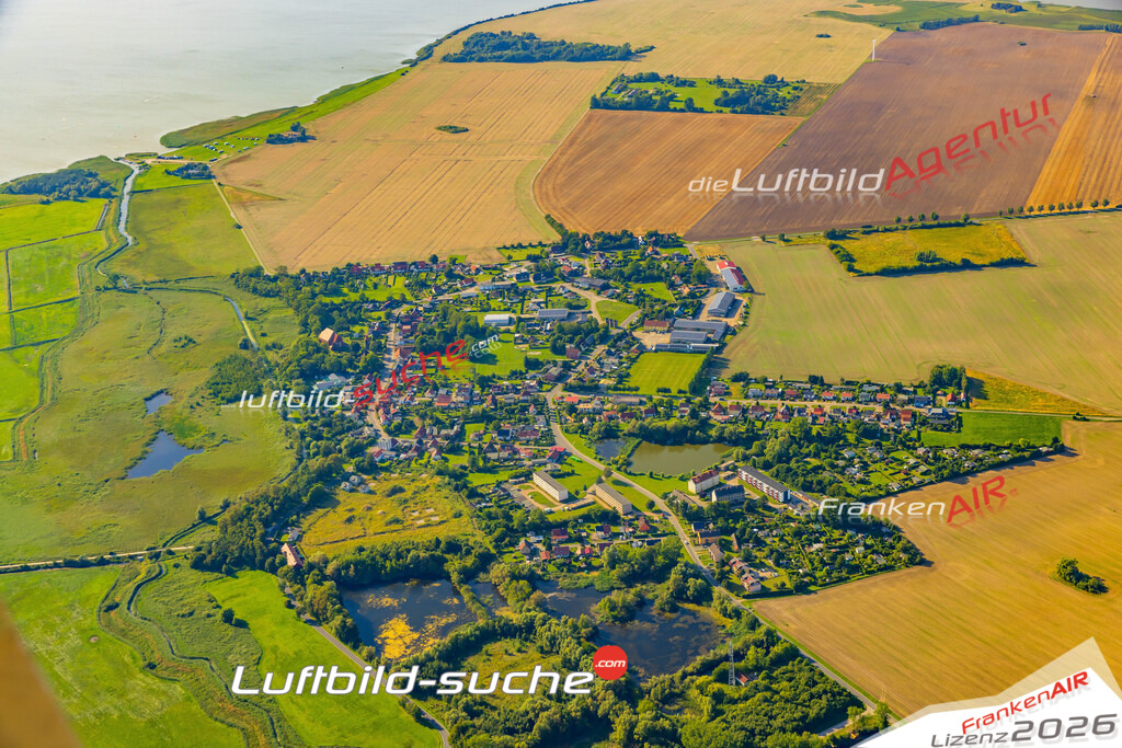 Neue Luftbildaufnahme der Stadt Saal - Das Luftbild wurde 2025 vom UL-Flugzeug heraus erstellt ( keine Drohnenaufnahme ) - Hochauflösende Luftaufnahme - für Wandbilder und großformatige Ausdrucke geeignet. Das besondere Geschenk!Hier alle&nbsp;Infos zur Lizenzierung der LuftaufnahmeWir fliegen auch dieses Jahr wieder in Ihre Region um Luftbilder zu erstellen.- Luftbild anfragen