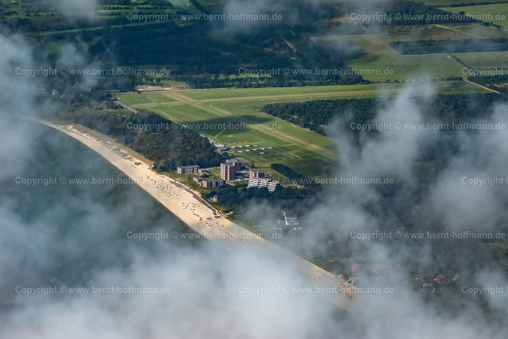 PLB_1512m_EDXY_max75x50 | Luftbild, Inselflugplatz Wyk ( ICAO - Code: EDXY ) - im Durchblick durch ein Wolkenloch. - Realisiert mit Pictrs.com