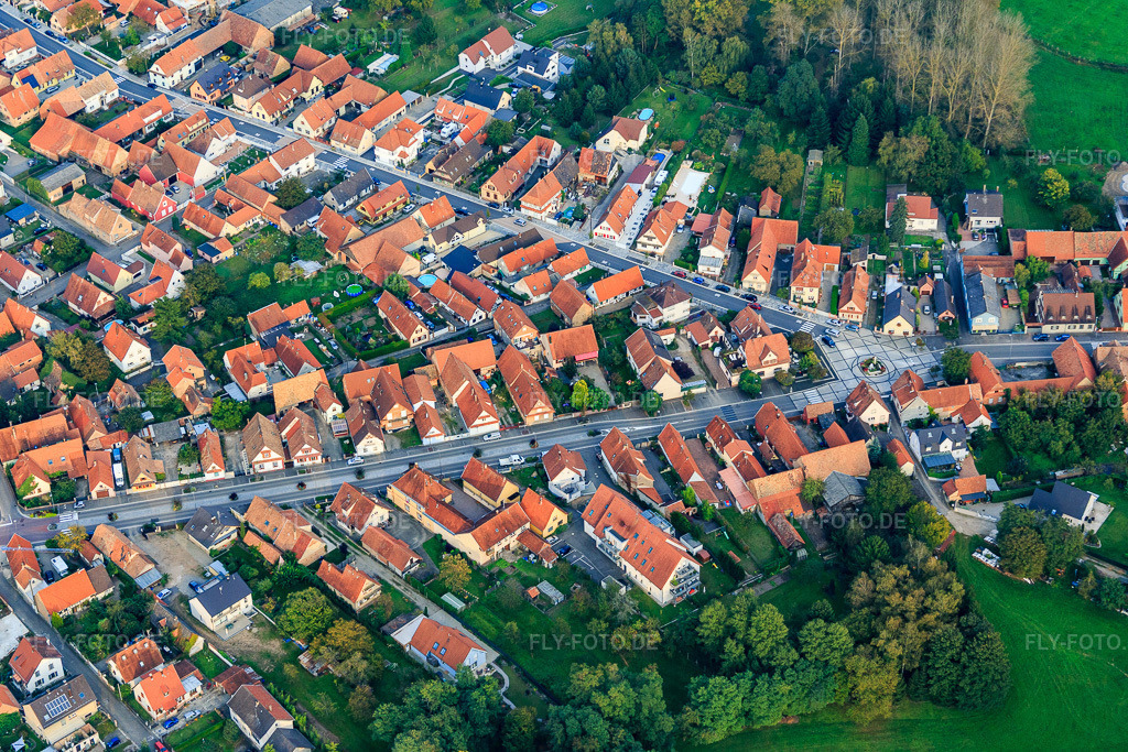 Luftbild: Rue Principale x Rue Schirrhein in Oberhoffen-sur-Moder im Bundesland Bas-Rhin in Frankreich. – Foto: IMG_074297.jpg vom 04.10.2014 durch Werner Riehm/FLY-FOTO.de – Auflösung des Originals: 5472 x 3648 px