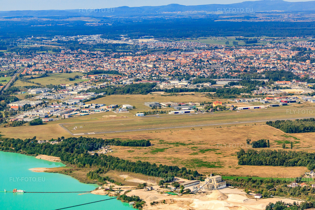 Vue aérienne: Aérodrome de Haguenau (LFSH) au-delà du lac de carrière de Quartz d'Alsace à le quartier Zone Activite Aerodrome in Hagenau dans le département Bas Rhin, France – .Photo: IMG_53527.jpg prise le 30/09/2012 par Werner Riehm/FLY-FOTO.eu – Résolution de l'original: 4593 x 3062 px