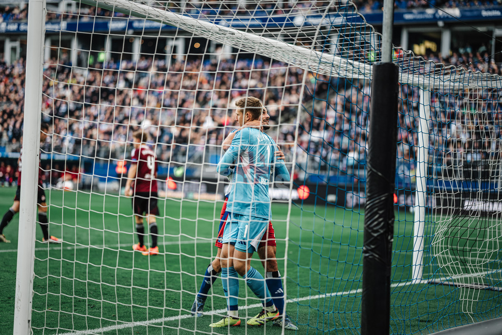 Fußball | Männer | Saison 2024/2025 | 2. Fußball-Bundesliga | 11. Spieltag | Hamburger SV vs. 1. FC Nürnberg | 03.11.2024 | Lukasz Poreba (#6, HSV) im Arm von Jan Reichert (#1, 1. FC Nürnberg)