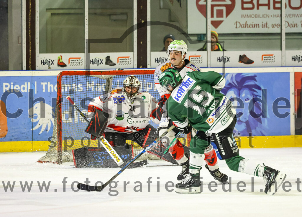 2023-10-29_065_TSV_Erding_gegen_TSV_Peissenberg | Erding, Deutschland, 29.10.2023:
Eishockey, Bayernliga Vorrunde 2023 / 2024, 5. Spieltag, TSV Erding gegen TSV Peißenberg, Endergebnis: 

Torwart Korbinian Sertl (TSV Peissenberg, #31), Elias Maier (Erding Gladiators, #15)

Foto: Christian Riedel / fotografie-riedel.net
