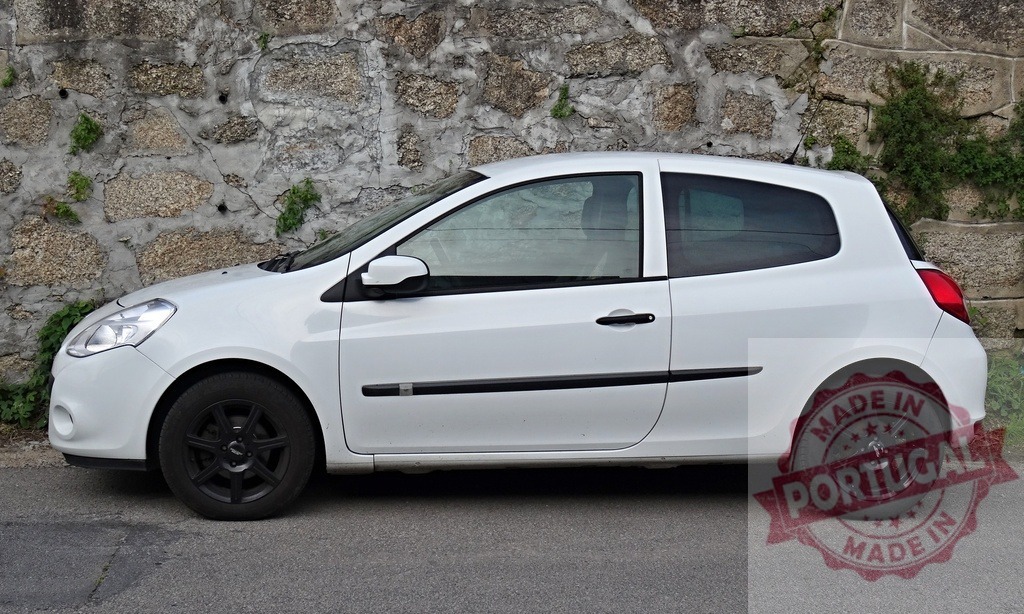 White Renault Clio compact car parked roadside | White Renault Clio compact car parked next to a stone wall - Realisiert mit Pictrs.com