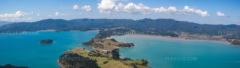 Aerial view: Panorama in Whanganui Island in the state Waikato, New Zealand. – Photo: IMG_55724-Bearbeitet.jpg taken on 01/12/2013 by Werner Riehm/FLY-FOTO.com – Resolution of the original: 9439 x 2701 px