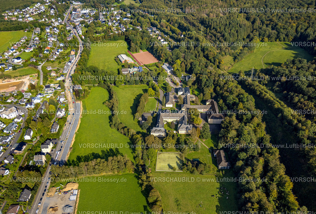 Hilchenbach230911270 | Luftbild, Stift Keppel Gymnasium und Sportplatz am Wald, Allenbach, Hilchenbach, Siegerland, Nordrhein-Westfalen, Deutschland