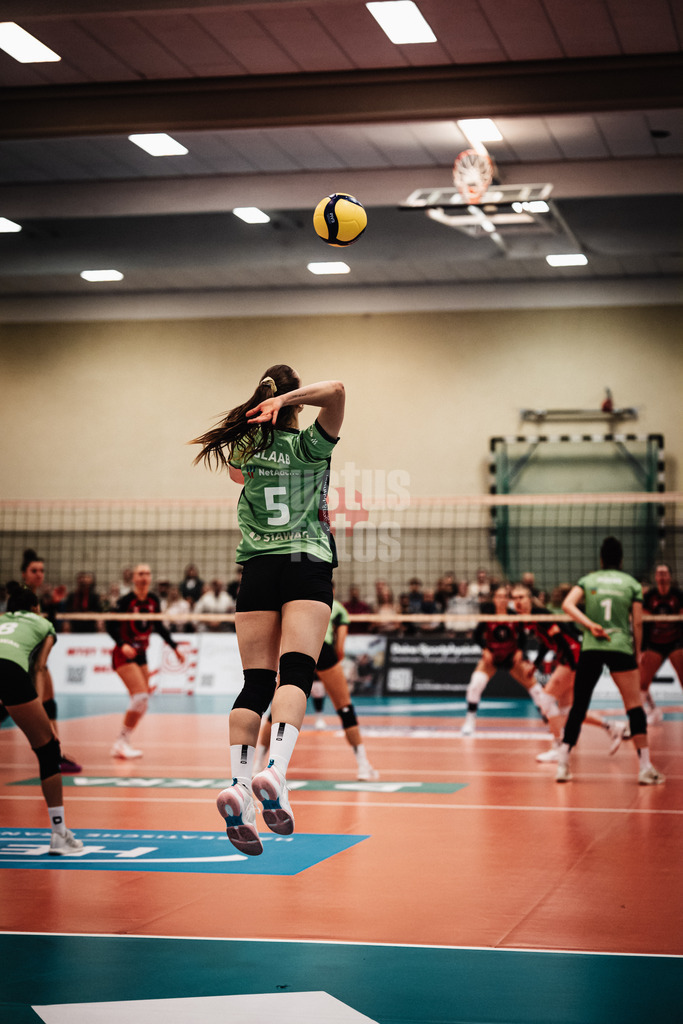 Volleyball | Frauen | Saison 2025/2026 | Volleyball Bundesliga | ETV Hamburger Volksbank Volleys vs. Ladies in Black Aachen | 29.10.2025 | Corina Glaab (#5, Ladies in Black Aachen) beim Aufschlag