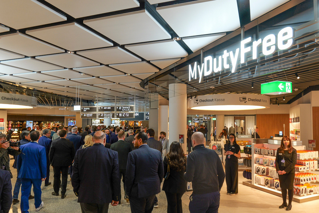 Flughafen | München - Eröffnung Terminal 1 Pier , neue Anbau am Münchener Flughafen , 13 April 2026. Im Bild: Bundesminister für Verkehr Patrick Schnieder , Bayerischer Miinisterpräsident Markus Söder , Bayerischer Staatsminister für Finanzen , Vorsitzender Geschäftsführung Flughafen München Jost Lammers , Referent für Arbeit und Wirtschaft Landeshauptstadt München Christian Scharpf - Realisiert mit Pictrs.com