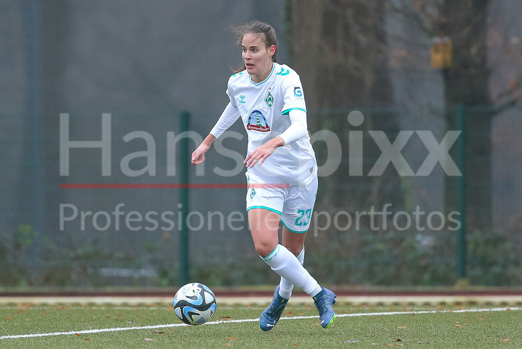 Fussball, Testspiel Frauen, SV Werder Bremen - FC Twente Enschede | v.li.: Hanna Nemeth (SV Werder Bremen, 23) am Ball, Freisteller, Einzelbild, Ganzkörper, Aktion, Action, Spielszene