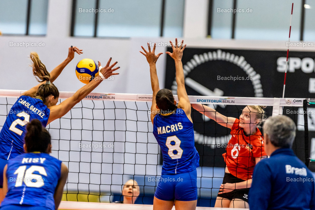 2022-00063333-Testspiel-Deutschland-Brasilien | Angriff Jennifer JANISKA #6 (Annahme-Außen) GER gegen Block Marcis CARNEIRO #8 BRA und Caroline GATTAZ #2 BRA, 17.09.2022; Berlin Foto: Gerold Rebsch - www.beachpics.de
