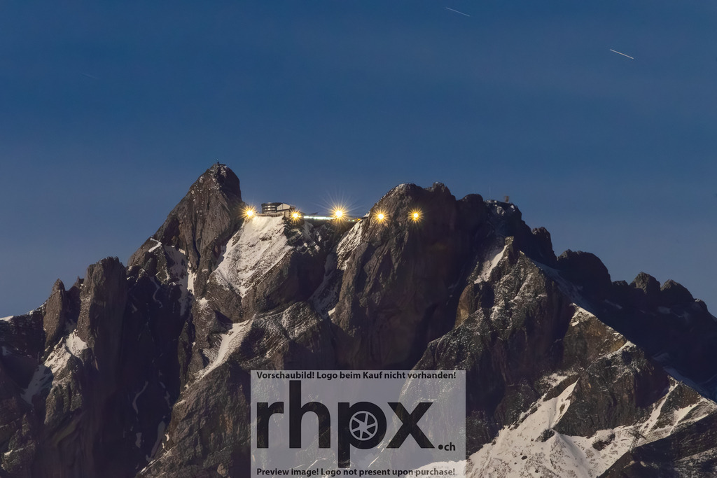 Pilatus bei Nacht | Fels. Licht. Stille.Der Pilatus erstrahlt in der blauen Stunde, während die Lichter der Bergstation wie Sterne in der Dämmerung leuchten. Die schroffen, teilweise schneebedeckten Felswände bilden einen eindrücklichen Kontrast zur Wärme der Beleuchtung hoch über Luzern. Eine Aufnahme, die die mystische Stimmung des Hausbergs perfekt einfängt.Wähle unter "Produktauswahl" dein Wunschformat: Vom klassischen Wandbild über Puzzle &amp; Tassen bis zum digitalen Download (z.B. als Handy-Hintergrund). - Realisiert mit Pictrs.com