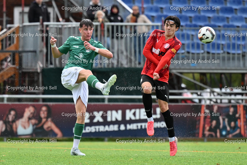 FC Kilia Kiel vs VfB Lübeck II - U21 | Tino Klein (Kilia #19) vs Kevin Majewski (Lübeck #14) / Fußball-Oberliga Männer 2026/2027 / FC Kilia Kiel vs VfB Lübeck II - U21 / Kilia Sportplatz / Kiel / 10.10.26 - Realisiert mit Pictrs.com