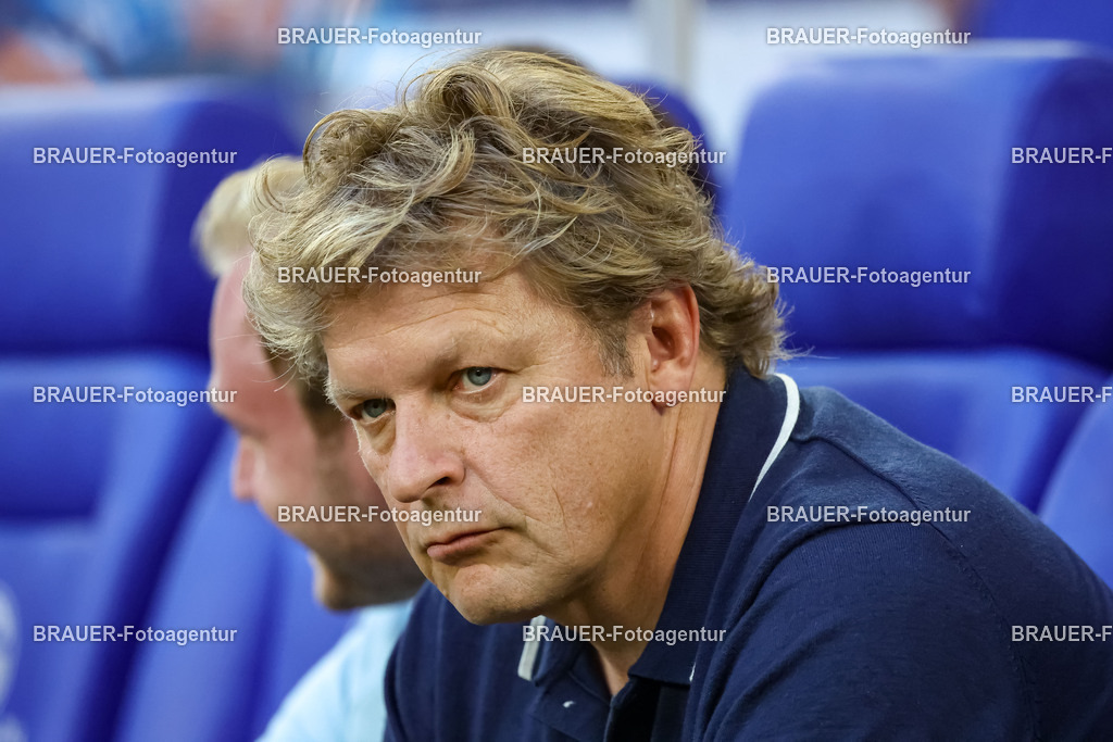 1_S04BER_20250801_0397.JPG -  - FC Schalke 04 - Hertha BSC Berlin - 2. Bundesliga | Gelsenkirchen, Deutschland, 01.08.25: Direktor Profifussball Youri Mulder (FC Schalke 04) schaut waehrend des Spiels der 2. Bundesliga zwischen FC Schalke 04 - Hertha BSC Berlin in der Veltins-Arena am 01. August 2025 in Gelsenkirchen, Deutschland. (Foto von Stefan Brauer/Brauer-Fotoagentur)DFB/DFL REGULATIONS PROHIBIT ANY USE OF PHOTOGRAPHS AS IMAGE SEQUENCES AND/OR QUASI-VIDEO.