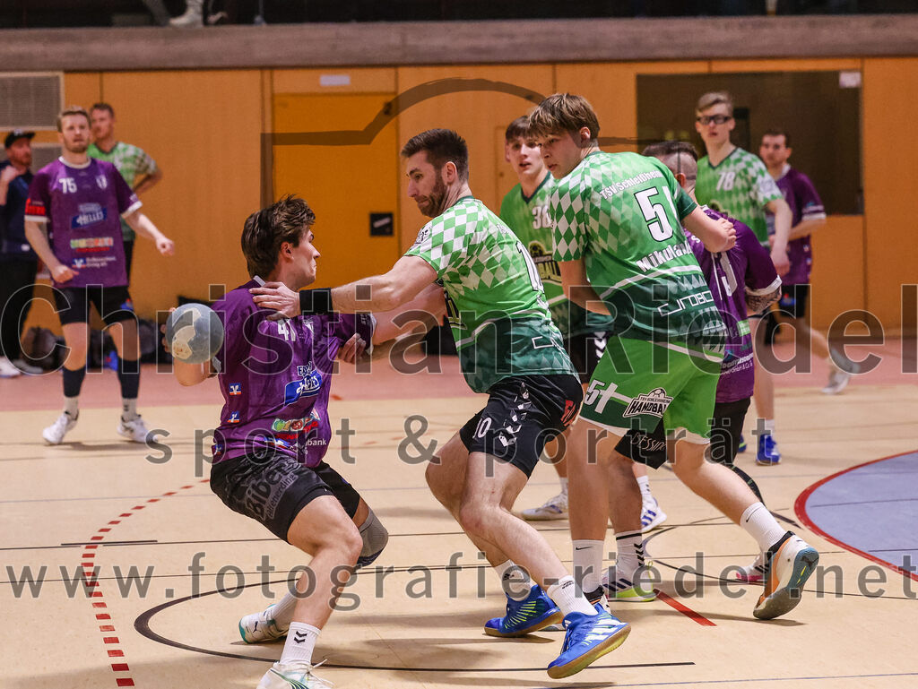 2025-03-15_025_SpVgg_Altenerding_gegen_TSV_Schleissheim | Erding, Deutschland, 15.03.2025:Handball, Bezirksoberliga Männer 2024 / 2025, 18. Spieltag, SpVgg Altenerding gegen TSV Schleißheim, Endergebnis: 32:27Kilian Jödecke (SpVgg Altenerding, #41), Marco Störch (TSV Schleissheim, #10), Tobias Mikulandra (TSV Schleissheim, #51), Sebastian Forster (SpVgg Altenerding, #13)Foto: Christian Riedel / fotografie-riedel.net