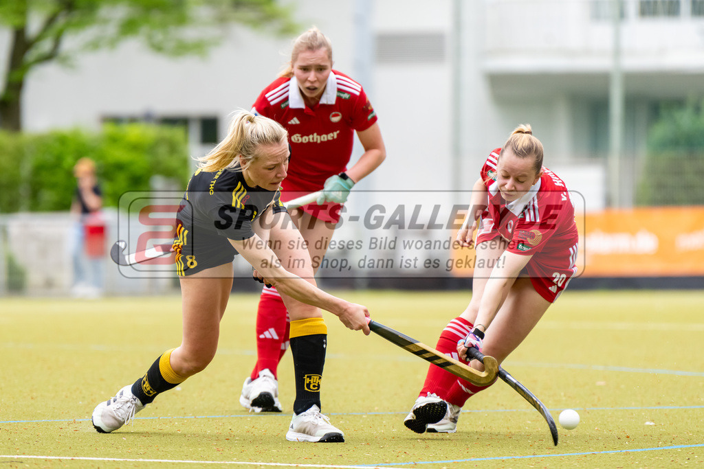 HK_20240407_100160 | 1. Bundesliga Hockey Damen Rot-Weiss Köln - Harvestehuder THC am 7.4.2024 Rot-Weiss Köln, Köln , Saenger Laura ( Harvestehuder THC #8 ) , Charlotte von Hülsen ( Rot-Weiss Köln #20 )