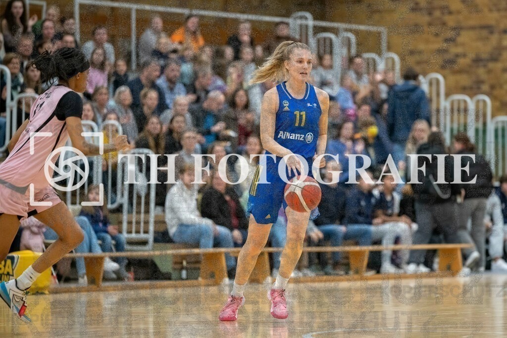GER, Eisvoegel USC Freiburg - Alba Berlin, Basketball, Toyota Damen Basketball Bundesliga, 6. Spieltag, Saison 2022/2023, 12.11.2022 | Am Ball Nina Rosemeyer (Alba Berlin Frauen, #11)

GER, Eisvoegel USC Freiburg - Alba Berlin, Basketball, Toyota Damen Basketball Bundesliga, 6. Spieltag, Saison 2022/2023, 12.11.2022

Foto: THF Sport/Thomas Heß