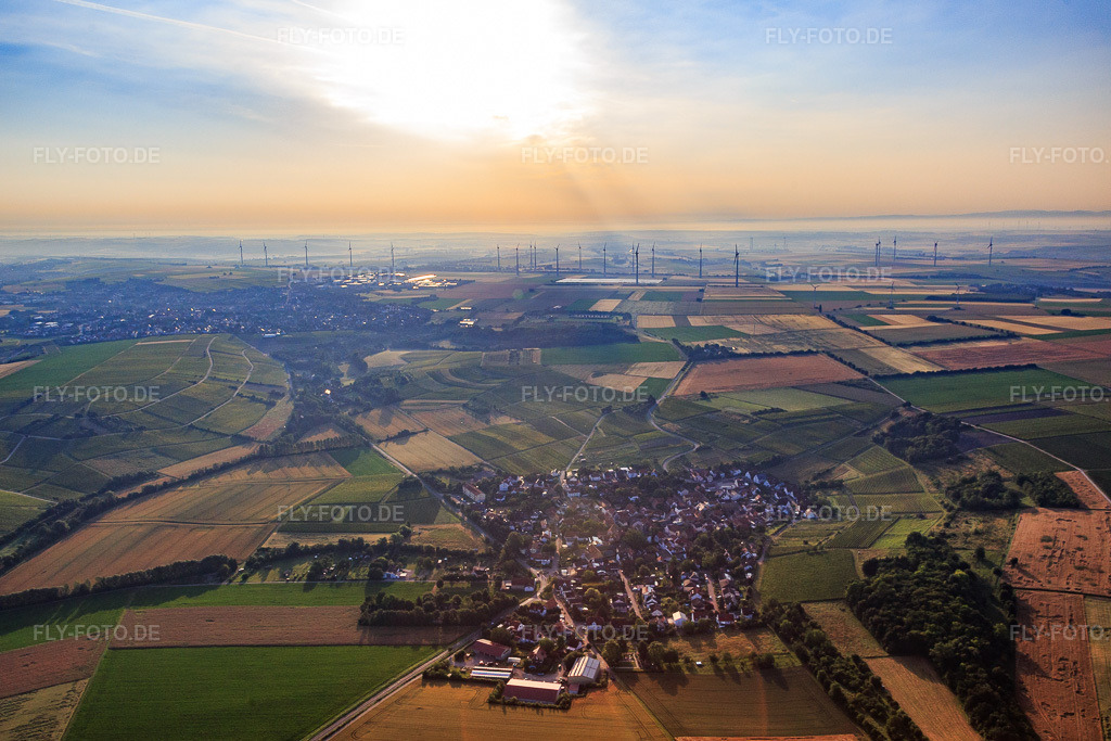 Luftbild: Dorfansicht vor dem Energiepark Wörrstadt von Westen im Ortsteil Rommersheim in Wörrstadt im Bundesland Rheinland-Pfalz in Deutschland. Foto: IMG_091309.jpg vom 07.07.2016 durch Werner Riehm/FLY-FOTO.de
