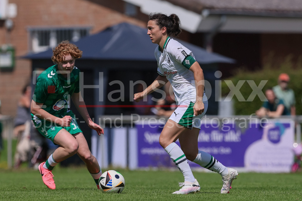 Fussball, Testspiel Frauen, Borussia Mönchengladbach - SV Werder Bremen | v.li.: Lena Dahms (SV Werder Bremen, 37) und Kristina Bartsch (Borussia Mönchengladbach, 22) am Ball, Einzelbild, Ganzkörper, Aktion, Action, Spielszene