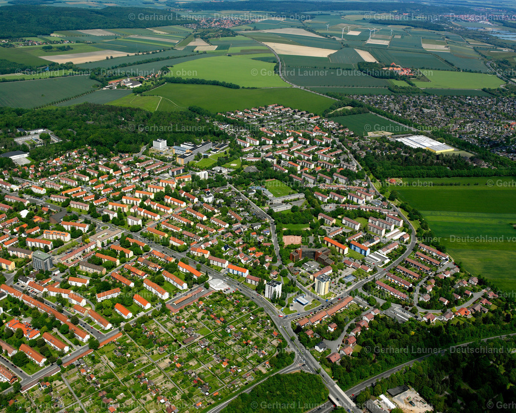 2638360 | GOSLAR 06.08.2006 Wohngebiet der Mehrfamilienhaussiedlung  in Goslar im Bundesland Niedersachsen, Deutschland // Residential area of the multi-family house settlement  in Goslar in the state Lower Saxony, Germany Foto: Gerhard Launer