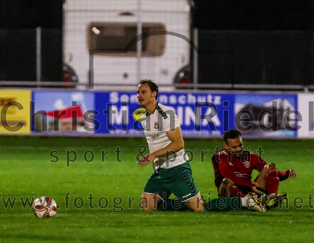 2023-11-17_026_FC_Schwaig_gegen_SpVgg_Feldmoching | Oberding, Deutschland, 17.11.2023:
Fußball, Landesliga Südost 2023 / 2024, 21. Spieltag, FC Schwaig gegen SpVgg Feldmoching, Endergebnis: 1:1

Markus Straßer (FC Schwaig, #11), Rudi Gerhartsreiter (SpVgg Feldmoching, #21)

Foto: Christian Riedel / fotografie-riedel.net