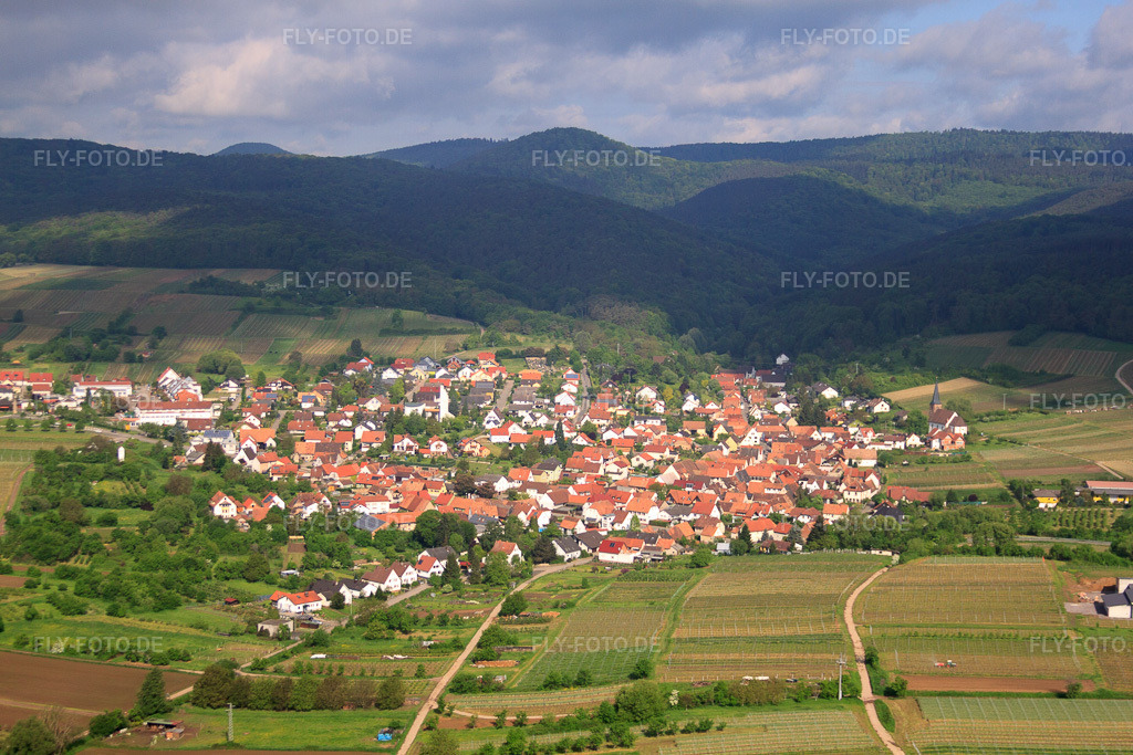 Luftbild: Winzerdorf von Osten im Ortsteil Rechtenbach in Schweigen-Rechtenbach im Bundesland Rheinland-Pfalz in Deutschland. Foto: IMG_57170.jpg vom 18.05.2013 durch Werner Riehm/FLY-FOTO.deAuflösung des Originals: 4752 x 3168 px