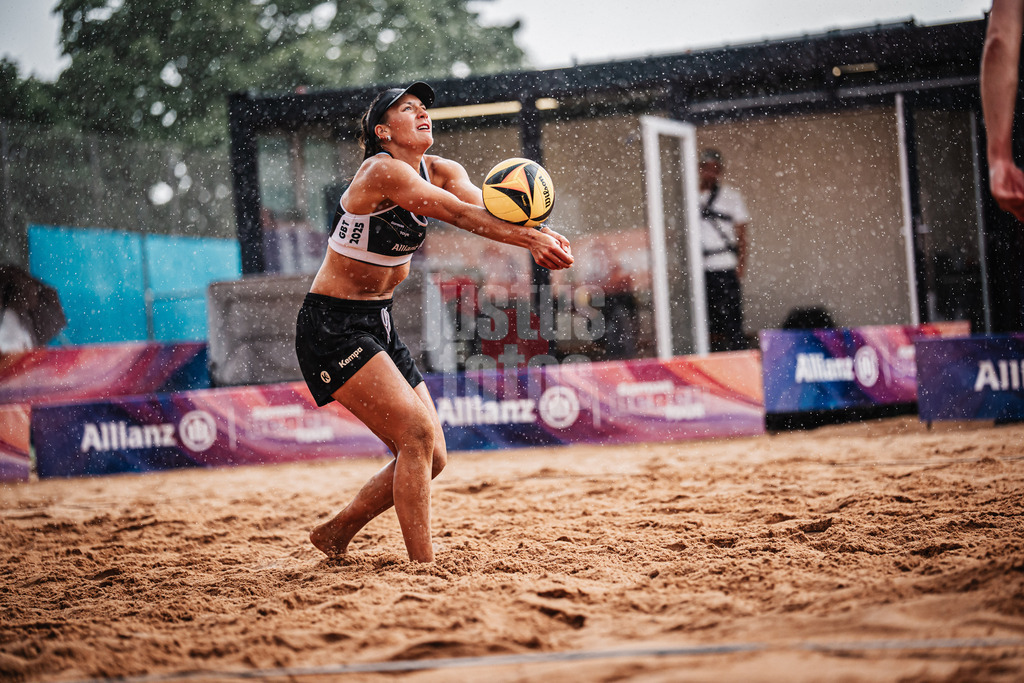 Beachvolleyball | Frauen | Allianz German Beach Tour 2025 | Tourstop München | 11.07.2025 | Leonie Klinke nimmt den Ball im Regen an