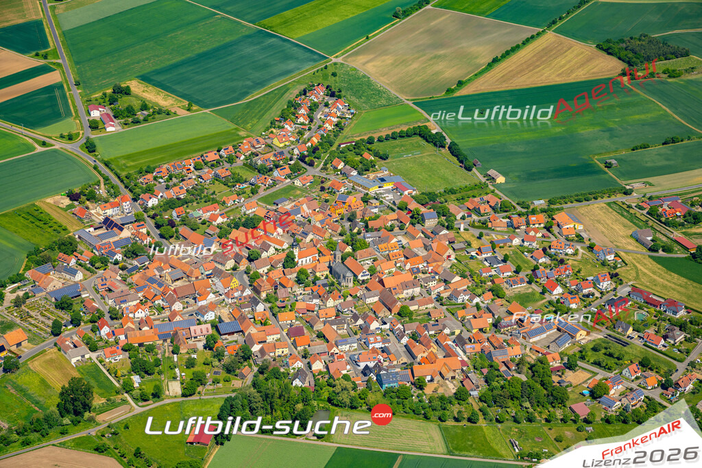 Die Luftaufnahme Hüttenheim - Willanzheim wurde 2022 vom Flugzeug aus (keine Drohne) erstellt. Hohe Auflösung -für große Poster und Wandbilder geeignet - Garantiert!
