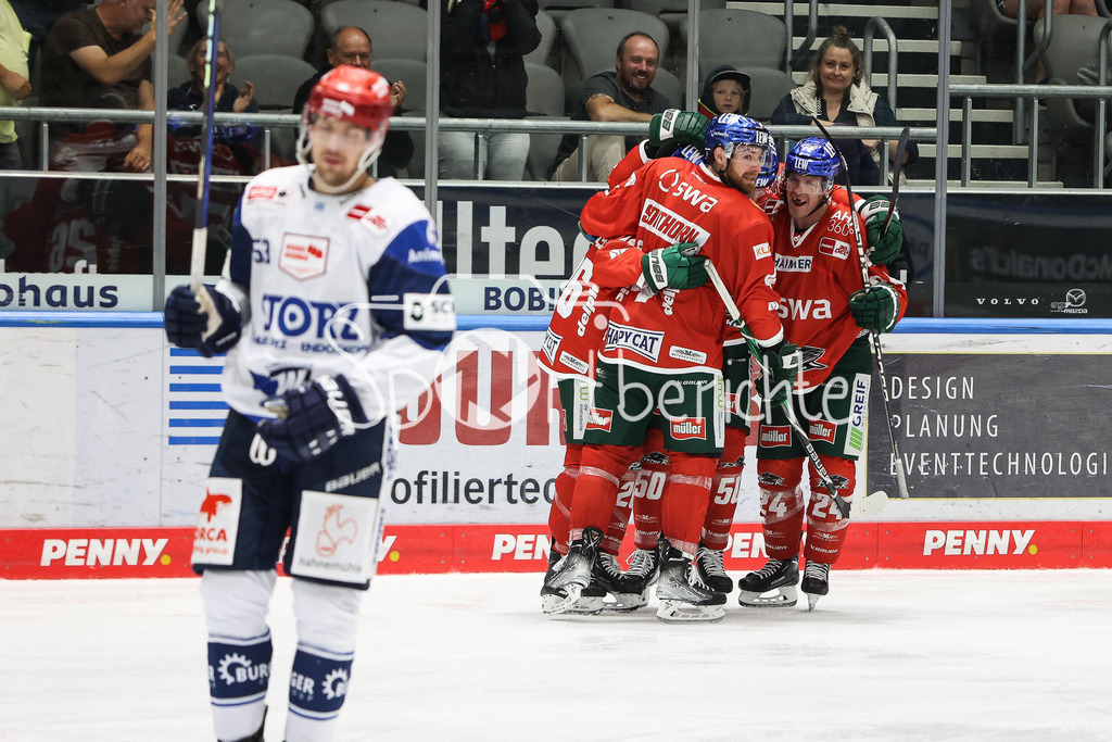 Augsburger Panther - Schwenninger Wild Wings | Erneut Jubeln die Panther - Tor zum 3-2 druch Alexander OBLINGER (AEV #50) / Jubel / Freude / Torschuetze / Treffer