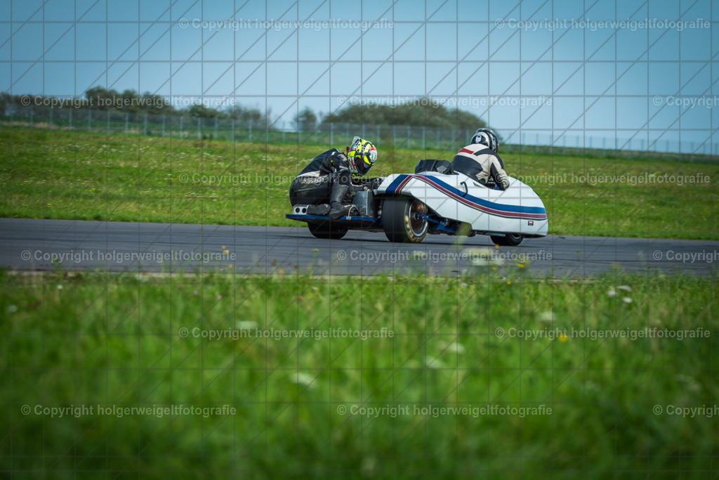 Renngespann | Foto vom 3. Classic Motor Weekend 18. - 20. August 2023 auf dem Flugplatz in Obermehler - Realized with Pictrs.com