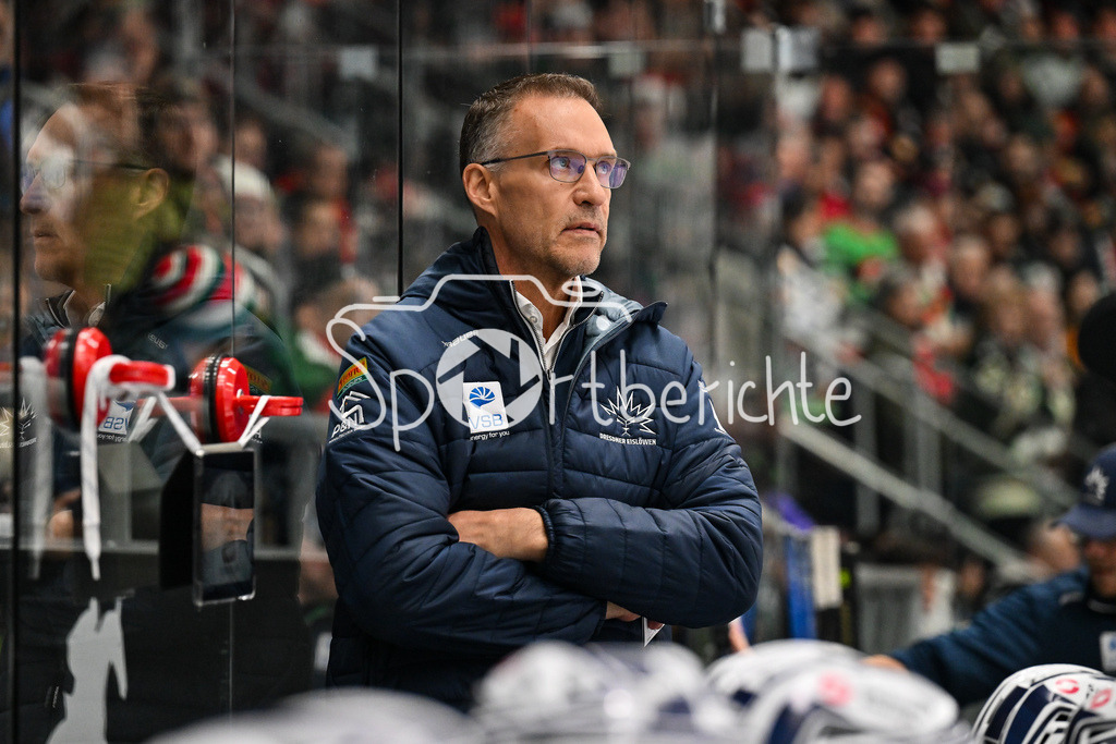 Augsburger Panther - Dresdner Eislöwen | AUGSBURG, GERMANY - 04. DECEMBER: im Bild Gerald FLEMING Trainer Eislöwen Dresden / Einzelfoto / Freisteller während dem Match zwischen den Augsburger Panthern und den Dresdner Eislöwen am 25 Spieltag der PENNY DEL im Curt Frenzel Stadion