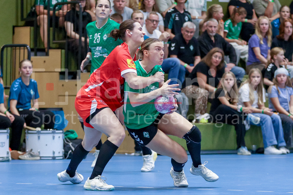 Handball, 2. Bundesliga Frauen, SV Werder Bremen - 1. FSV Mainz 05 | v.li.: Christine Burgard (1. FSV Mainz 05, 11) und Malin Pods (SV Werder Bremen, 10) im Zweikampf, Duell, Spielszene, Aktion, Action