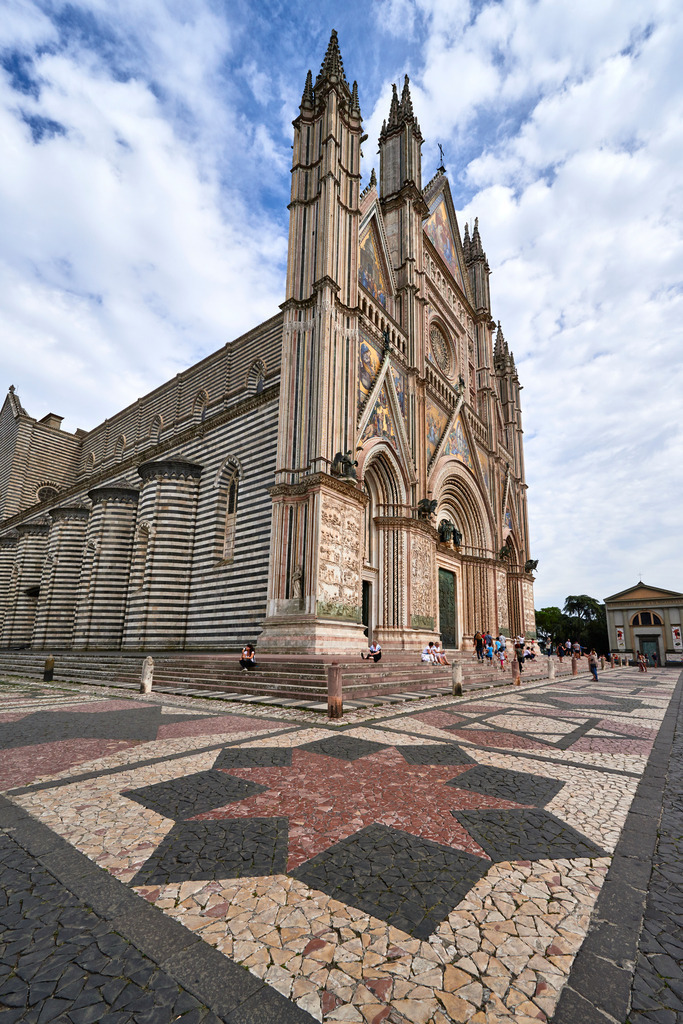 Dom von Orvieto, Kathedrale Santa Maria Assunta | Orvieto, Italien - September 05, 2016: Dom von Orvieto, Kathedrale Santa Maria Assunta. - Realisiert mit Pictrs.com