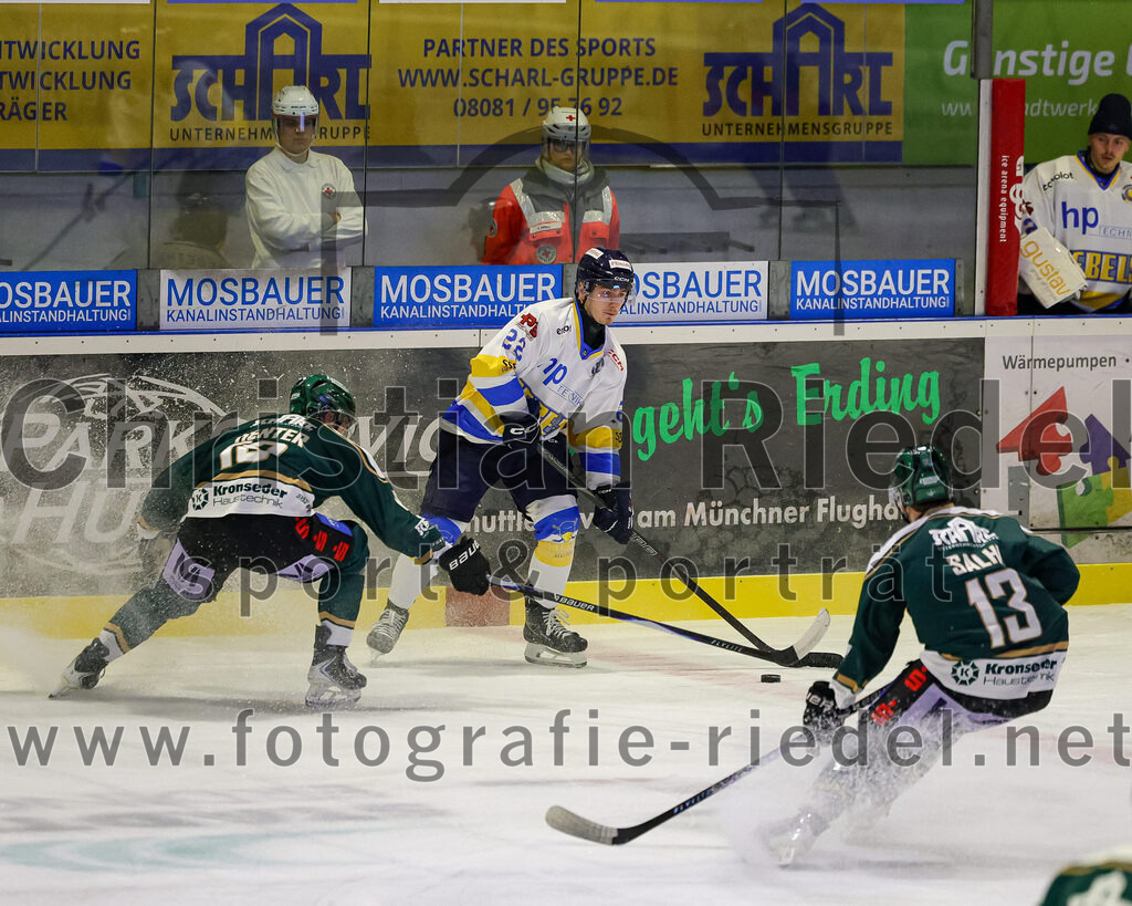 2025-12-05_064_TSV_Erding_gegen_Stuttgart_Rebels | Erding, Deutschland, 05.12.2025:Eishockey, Oberliga Süd 2025 / 2026, 23. Spieltag, TSV Erding gegen Stuttgart Rebels, Endergebnis: 5:6Dennis Henter (Erding Gladiators, #19), Wyatt Schingoethe (Stuttgart Rebels, #22), Björn Salhi (Erding Gladiators, #13)Foto: Christian Riedel / fotografie-riedel.net