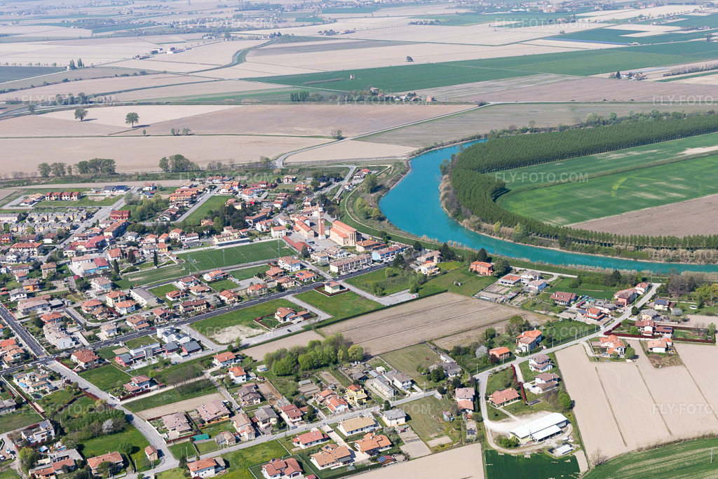 Aerial view: View of the town in Cesarolo in the state Veneto, Italy. – Photo: IMG_098135.jpg taken on 04/03/2017 by Werner Riehm/FLY-FOTO.com – Resolution of the original: 5169 x 3446 px