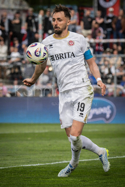 Viktoria Koeln vs. SV Wehen Wiesbaden, 11.04.2026 | KOELN, GERMANY - APRIL 11, 2026:  Florian Huebner (Hübner, SV Wehen Wiesbaden, 19) saves tha ball after a corner during the 3rd division match between Viktoria Koeln vs. SV Wehen Wiesbaden at the Sportpark Hoehenberg on matchday 7 on April 11, 2026 in Koeln, Germany. DFL REGULATIONS PROHIBIT ANY USE OF PHOTOGRAPHS AS IMAGE SEQUENCES AND/OR QUASI-VIDEO.